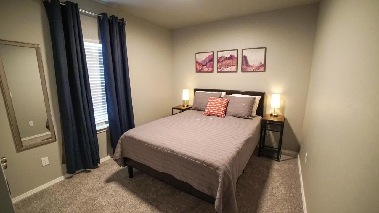 Rock & Roll House, Fiber Internet, Roku Tv, Washer & Dryer, By Dt Chickasha & Leg Lamp! Eksteriør billede